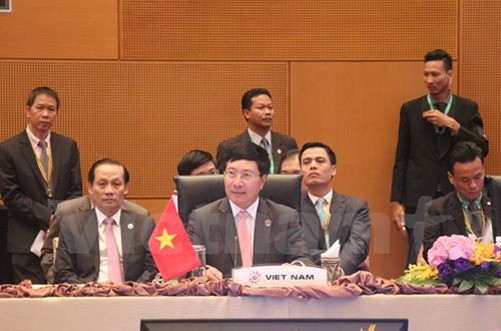 Вице-премьер, глава МИД СРВ принял участие в совещаниях по подготовке к 27-му саммиту АСЕАН - ảnh 1